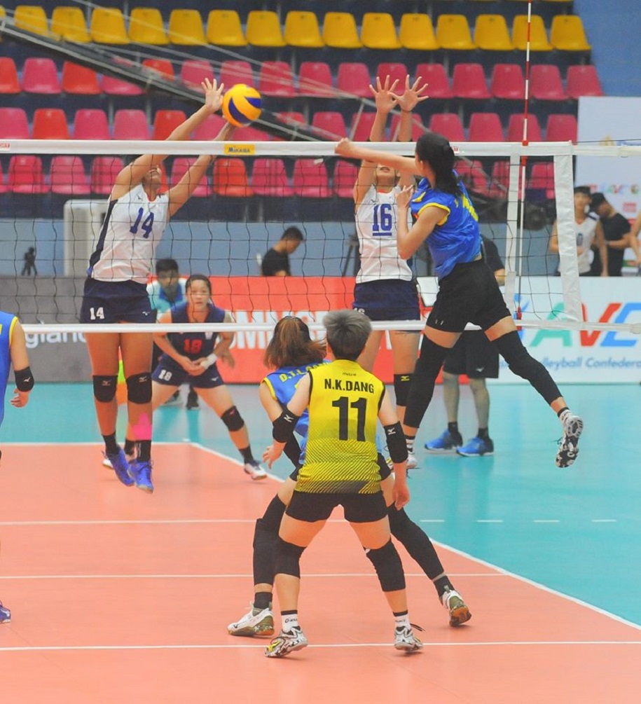Cô bé hạt tiêu 1,56m chơi bóng chuyền cực hay giữa các đồng đội cao lớn Cô bé hạt tiêu 1,56m chơi bóng chuyền cực hay giữa các đồng đội cao lớn