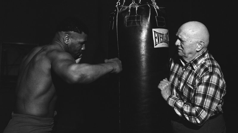 Bác sĩ ăn thịt người chuẩn bị thủ vai HLV của Mike Tyson