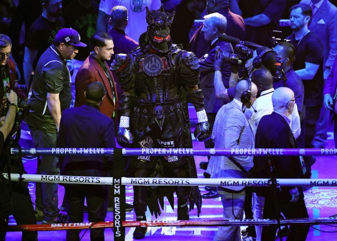 Có phải Deontay Wilder thua vì trang phục ra sân quá nặng?
