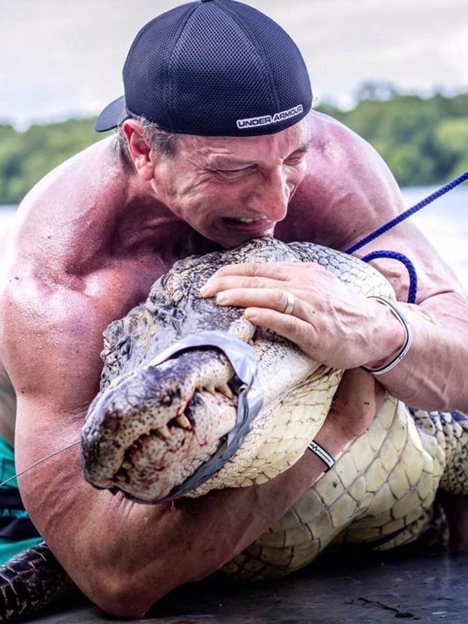 Thầy thuốc bị cáo buộc tội danh rửa tiền, có liên quan đến UFC