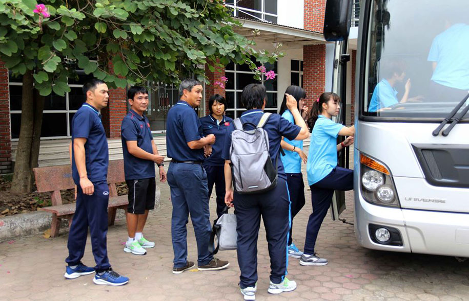 Sang Australia, ĐT nữ Việt Nam bịt khẩu trang kín mít phòng tránh COVID-19
