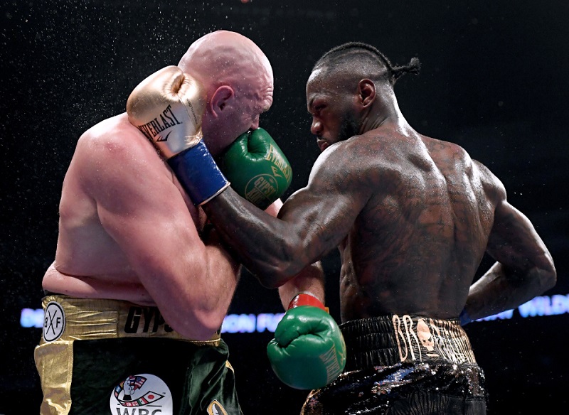 Nằm cáng trước Wilder chỉ là một chuyện nhẹ tựa lông hồng cho Tyson Fury