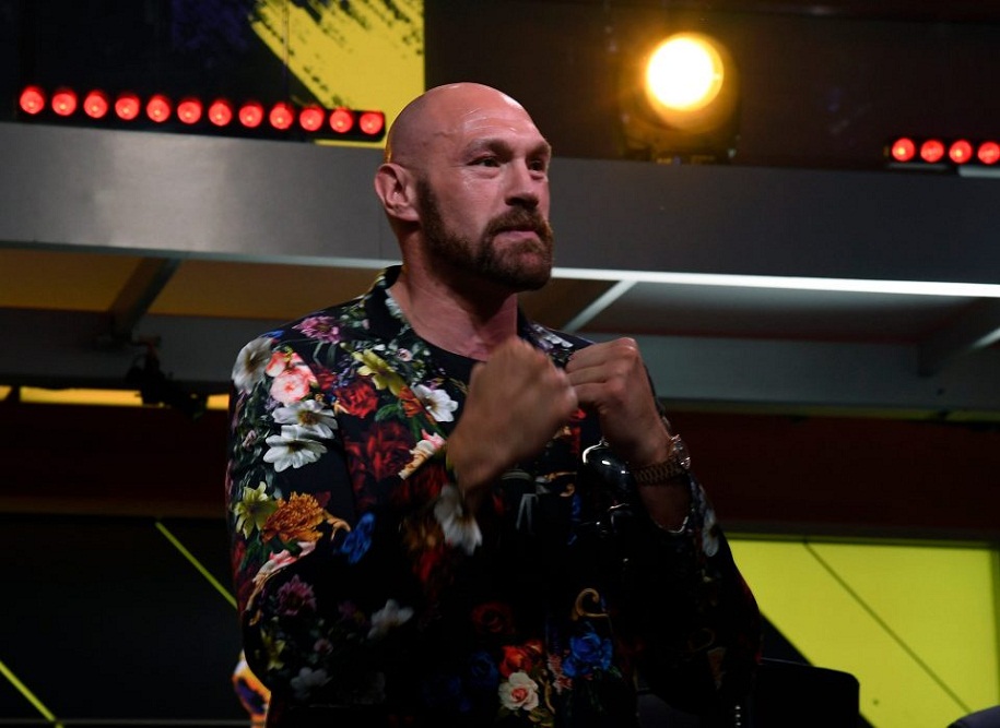 Tyson Fury ngâm tay vào xăng dầu để chuẩn bị trước Deontay Wilder