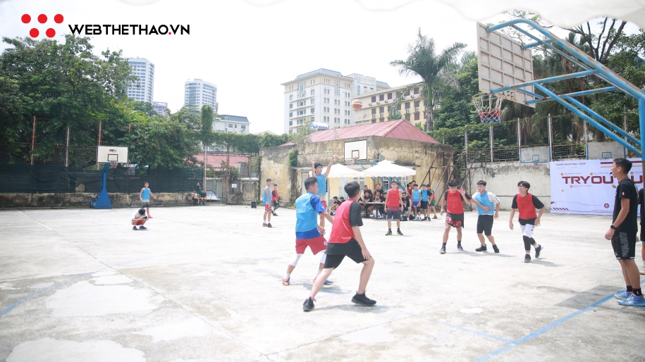 Gần 100 bạn trẻ hứng mưa, đội nắng đi try out U17 Dwarf