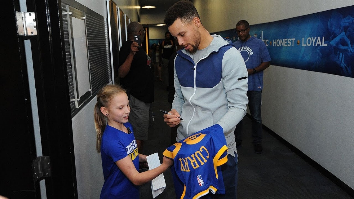 Tan chảy với cử chỉ phi thường của Steph Curry dành cho fan nhí