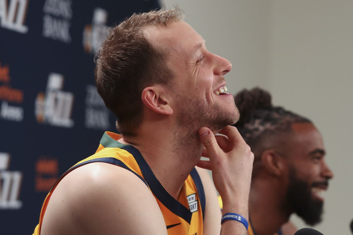 Bị trẻ trâu tè bậy trước cổng nhà, sao Utah Jazz đáp trả cực gắt