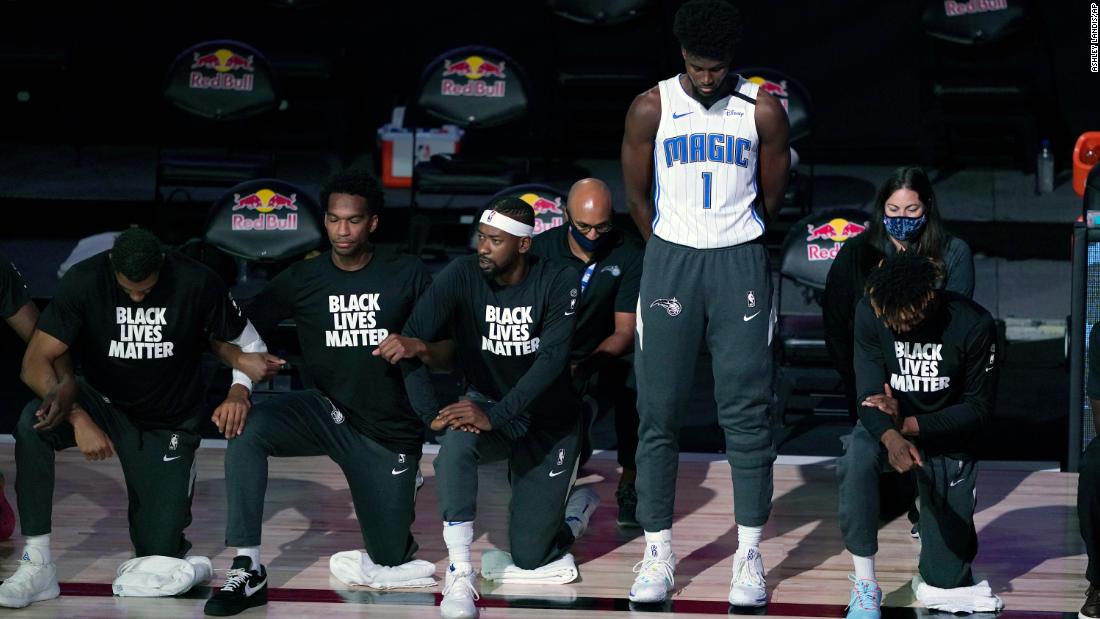 Cả NBA quỳ gối hát quốc ca, ngoại trừ Jonathan Isaac