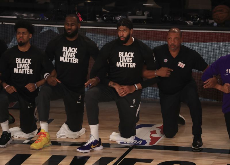 Cầu thủ NBA lần đầu quỳ gối hát quốc ca