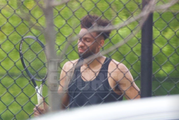 Jabari Parker chơi tennis không đeo khẩu trang dù nhiễm COVID-19