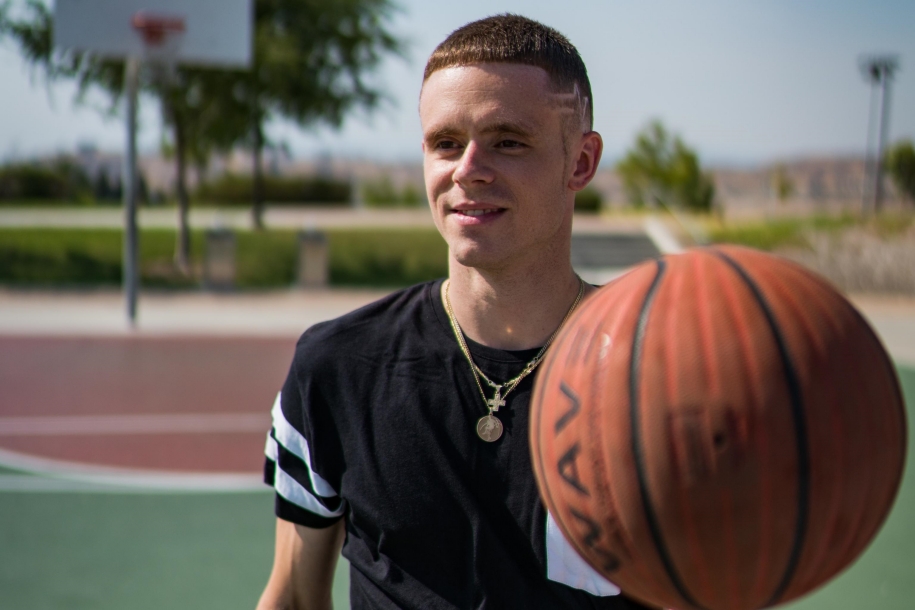 Vì sao huyền thoại bóng rổ đường phố Professor không được chơi tại NBA?