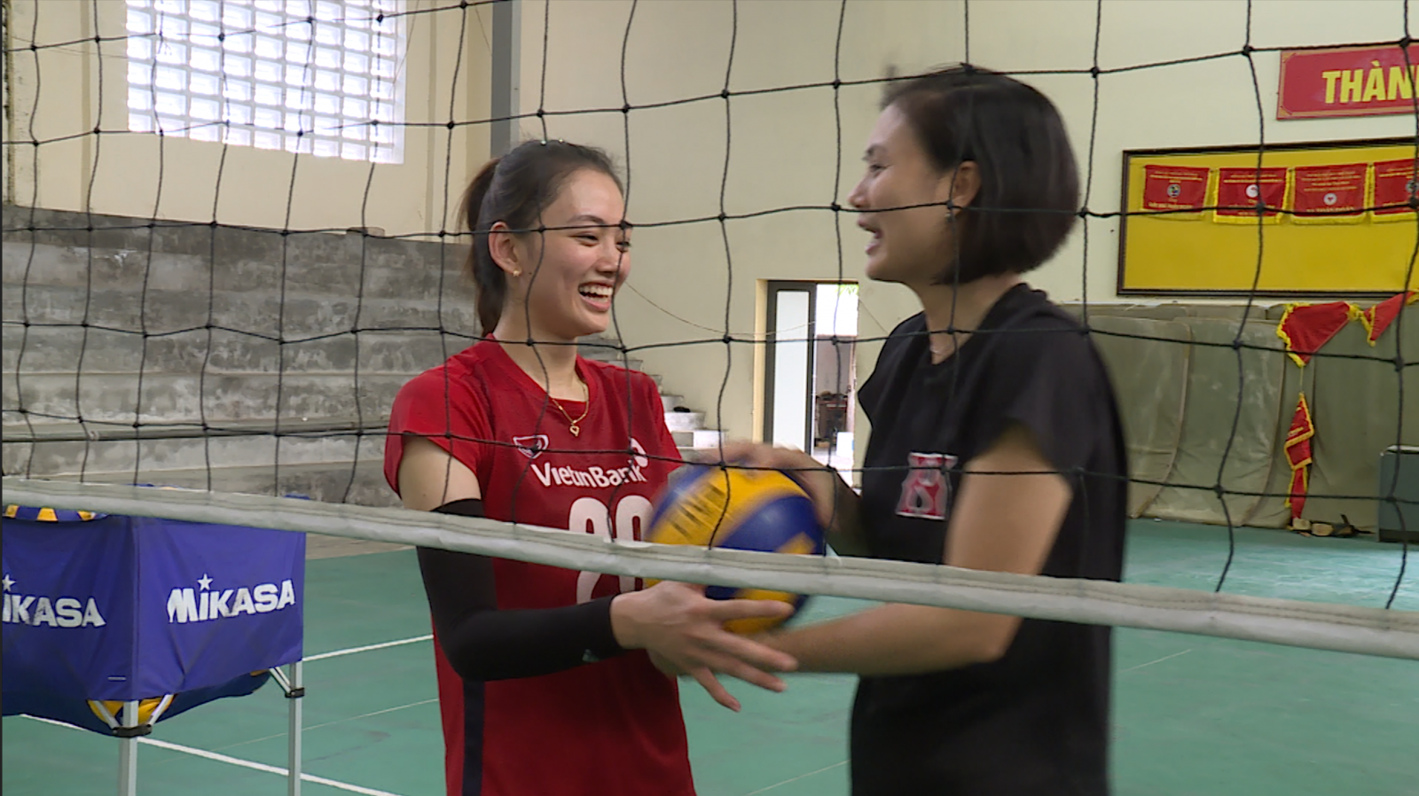 Kim Huệ - Thu Hoài: "Tre già - Măng mọc" tại CLB Ngân hàng Công Thương