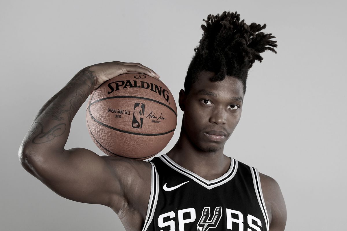 Cầu thủ San Antonio Spurs tiết lộ sự thật đau lòng sau mái tóc kỳ dị