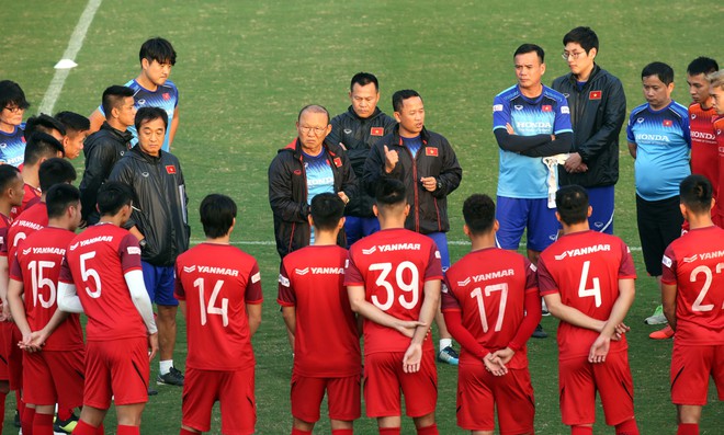 Vừa lên lịch tập trung , đội tuyển Việt Nam đã phải dời lịch vì… FIFA