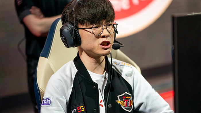 Faker bất ngờ bị nữ BLV xinh đẹp chê là "thiểu năng"