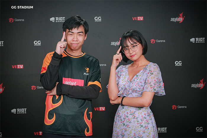FL Yoshino: Stream giúp em giao tiếp với team tốt hơn
