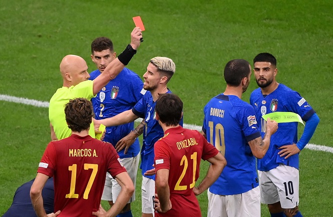 Italia chấm dứt chuỗi bất bại d&agrave;i nhất thế giới khi chơi 10 người