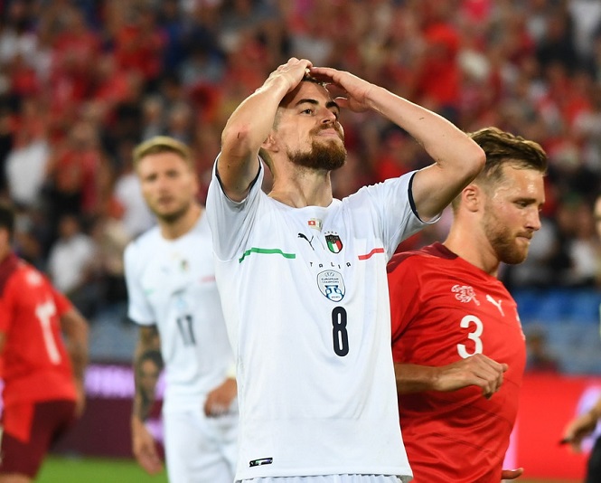 Jorginho sút hỏng phạt đền, Italia buồn vui với kỷ lục thế giới Jorginho sút hỏng phạt đền, Italia buồn vui với kỷ lục thế giới