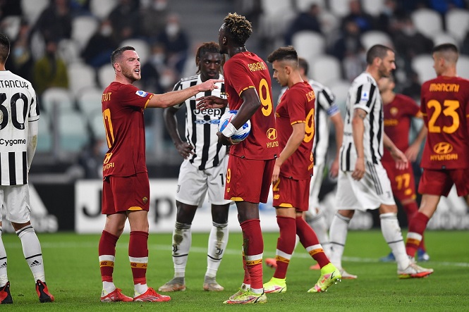 Mourinho chết lặng khi Roma sút hỏng phạt đền dù đã ghi bàn