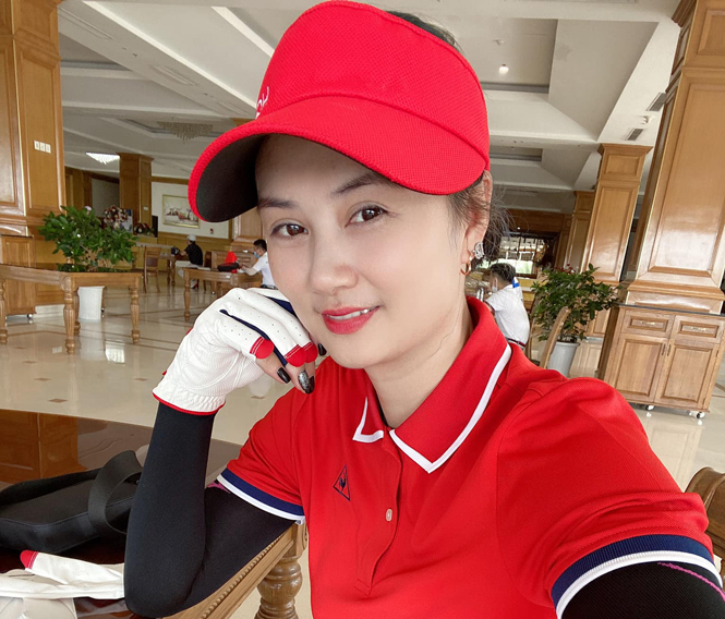 Hoa khôi bóng chuyền Kim Huệ trở lại với... sân Golf