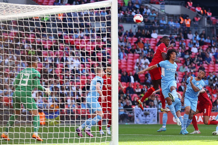 Liverpool xuất hiện người hùng mới… trên không tại FA Cup