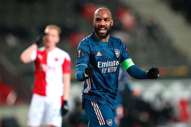Lacazette quỳ gối th&aacute;ch thức trước khi lập c&uacute; đ&uacute;p cho Arsenal