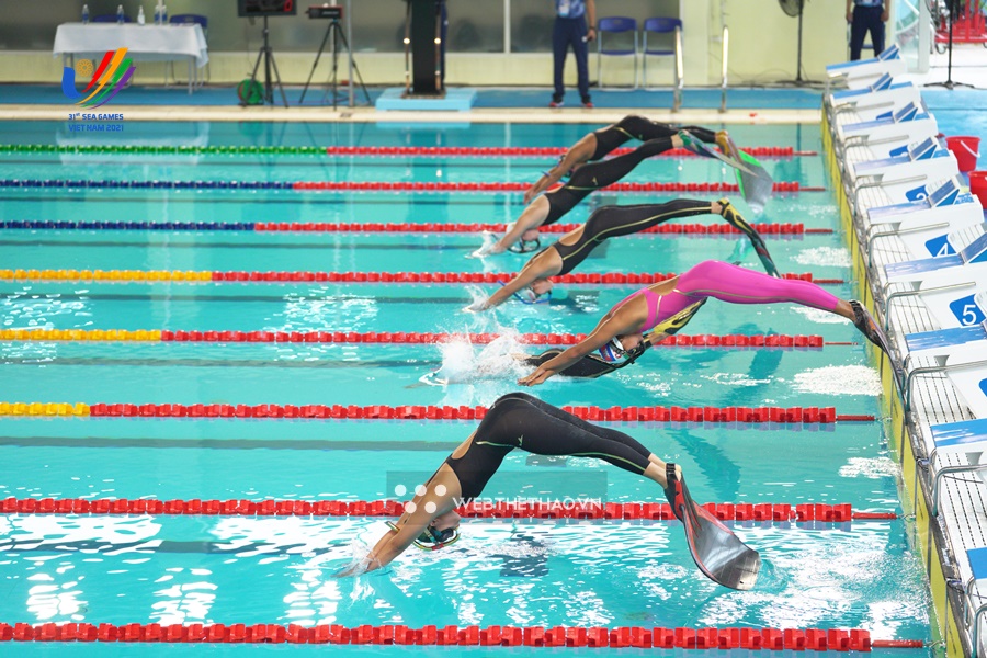 3 VĐV Việt Nam ph&aacute; kỷ lục SEA Games ở v&ograve;ng loại lặn 100m v&ograve;i hơi ch&acirc;n vịt nữ