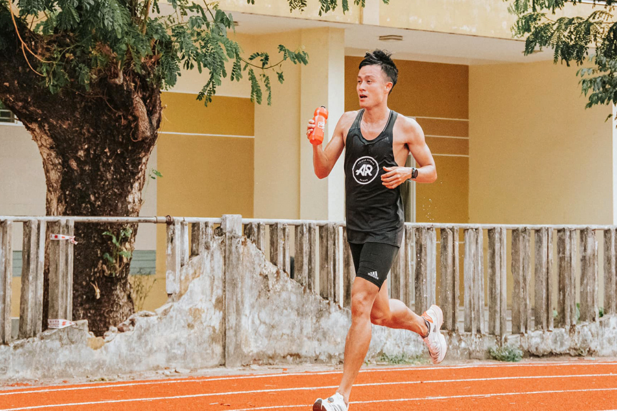 Chàng trai Quảng Trị chạy 62km, xoay chóng mặt 156 vòng sân
