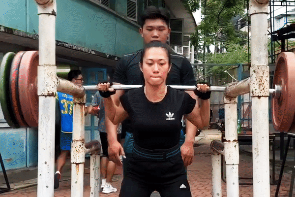 Lê Tú Chinh gánh tạ “khủng” luyện giò, nhồi thể lực hướng đến SEA Games 31 Lê Tú Chinh gánh tạ “khủng” luyện giò, nhồi thể lực hướng đến SEA Games 31