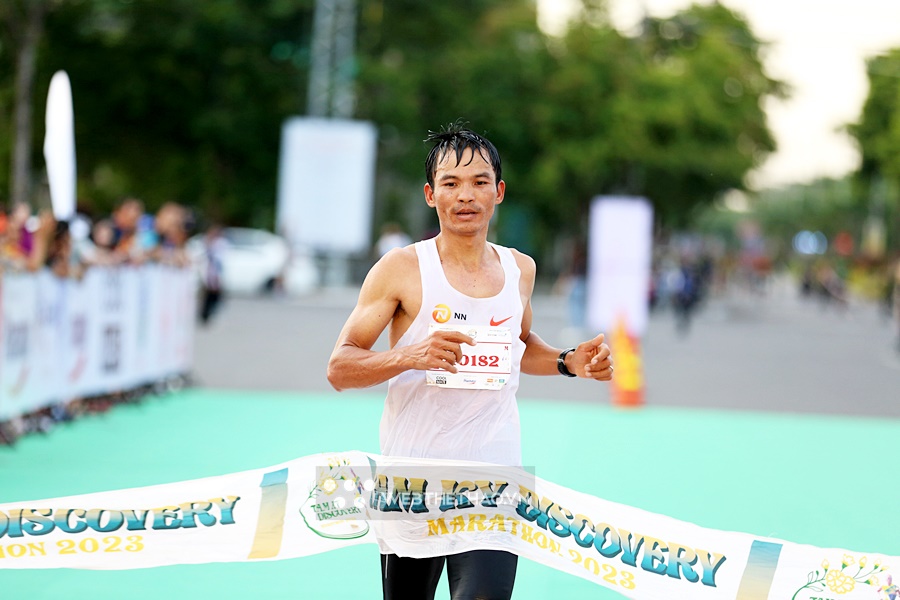 L&ecirc; Tuấn, Ngọc Hoa v&ocirc; địch Tam Kỳ Discovery Marathon 2023, gần 4000 VĐV trải nghiệm đường đua th&uacute; vị ở Quảng Nam