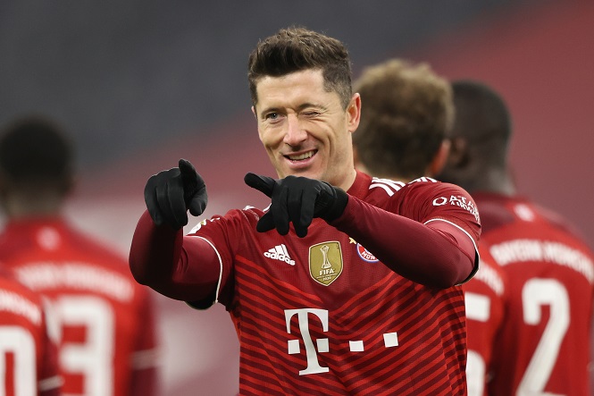 Lewandowski phá kỷ lục ghi nhiều bàn nhất trong năm của Muller