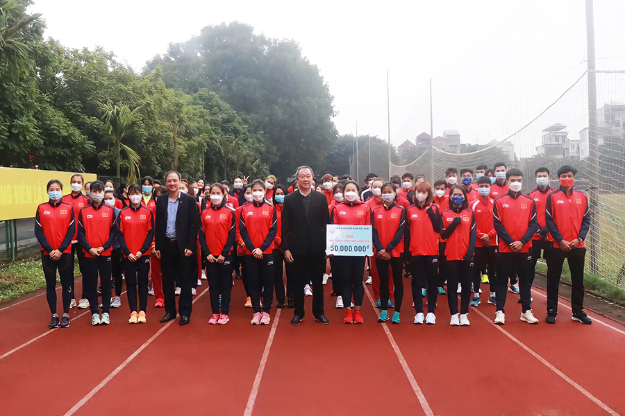 Tuyển thủ điền kinh nhận &ldquo;m&oacute;n qu&agrave; lạ&rdquo; đầu năm 2022