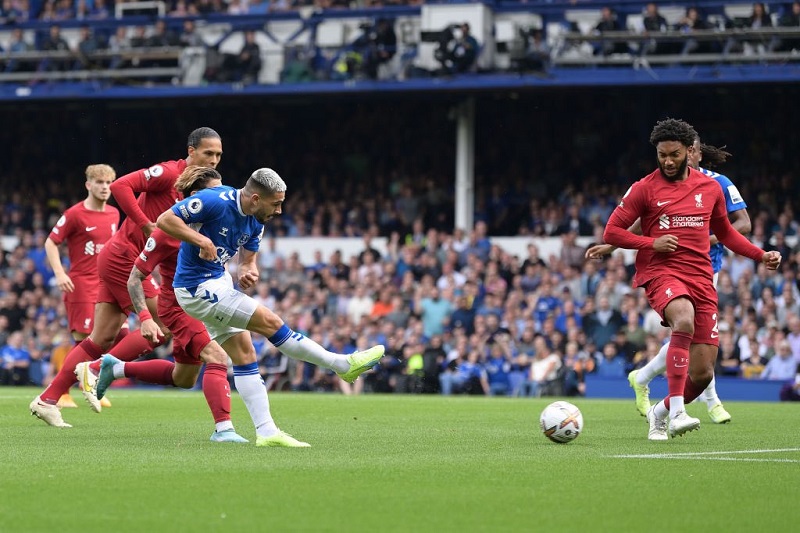 Liverpool trải qua 90 phút điên cuồng với 4 lần bóng trúng khung gỗ