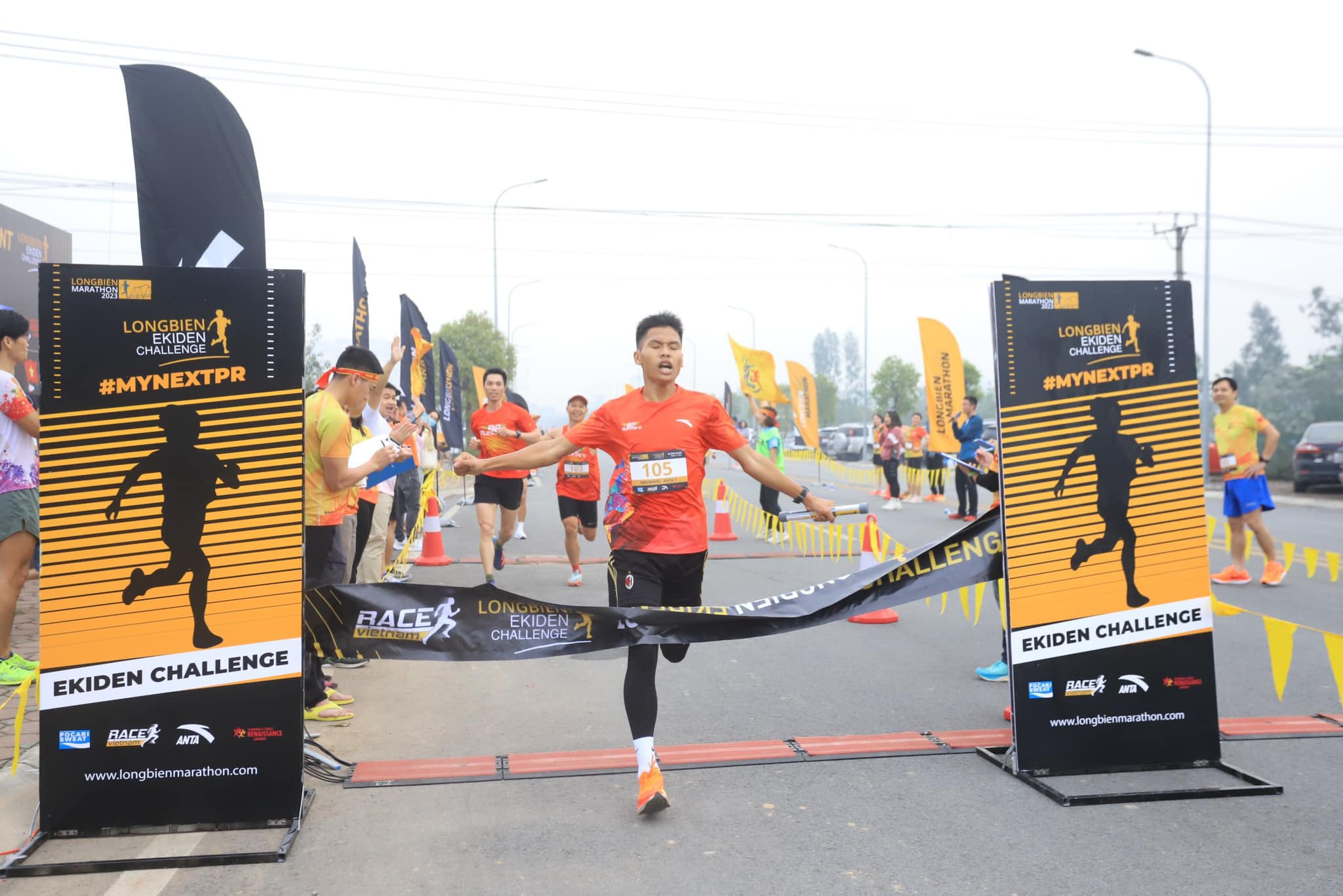 25 nhóm chạy tranh đua thứ hạng tại vòng 2 Longbien Marathon Ekiden Tournament 2023