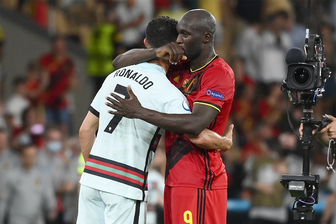 Lukaku an ủi Ronaldo: Những hình ảnh vỡ mộng của người Bồ Đào Nha