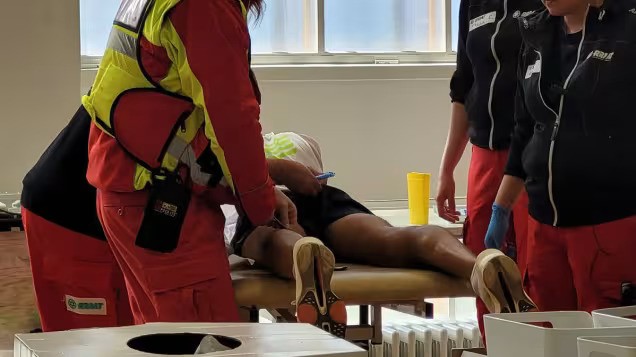 VĐV chạy bán marathon trong nhóm đứng bục bị lưỡi câu cá mắc vào bắp chân