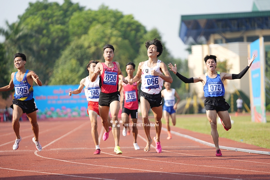 Lương Đức Phước chạy tuột giày vẫn vô địch 800m giải điền kinh quốc gia 2023