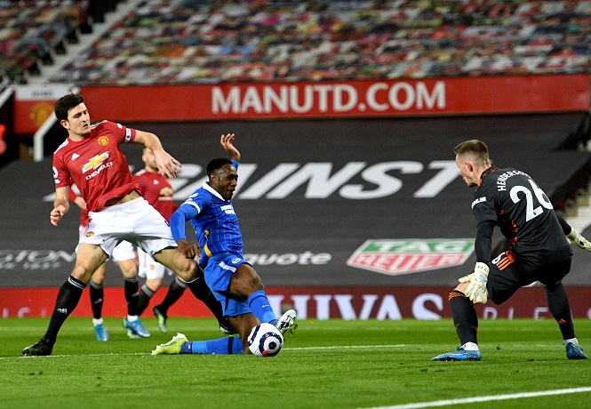 MU may mắn tránh được phạt đền từ Maguire trước Brighton