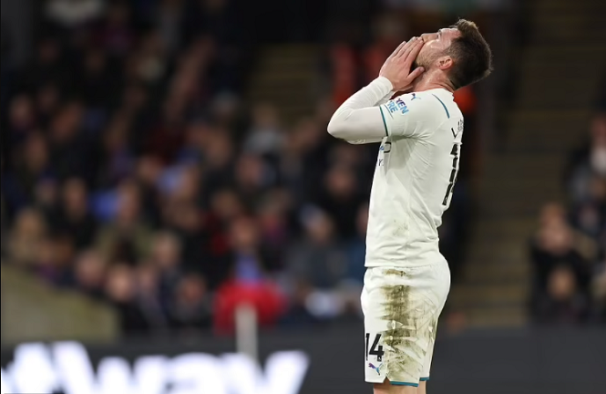 Man City phải trả gi&aacute; do phung ph&iacute; nhiều cơ hội kh&oacute; tin