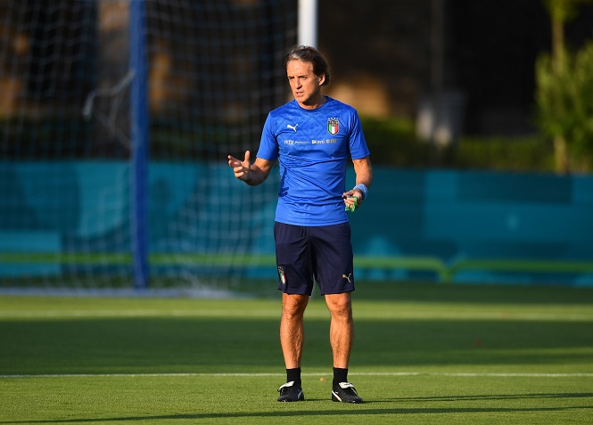Mancini tính thay đổi hàng tiền vệ của Italia ở chung kết gặp Anh