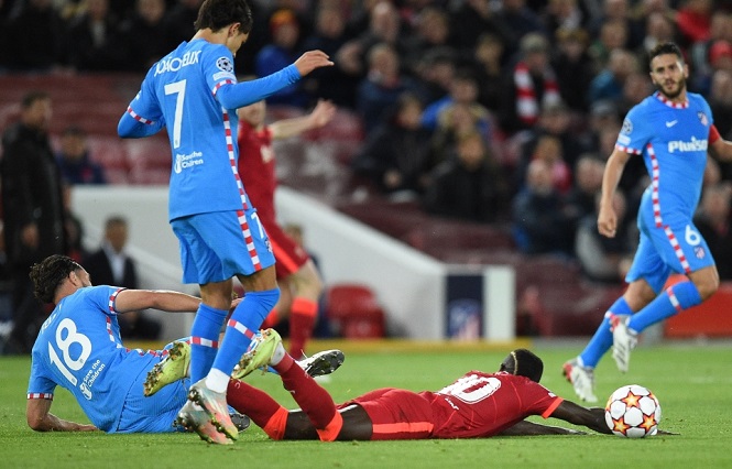Tranh cãi về thẻ đỏ trong trận Liverpool thắng Atletico