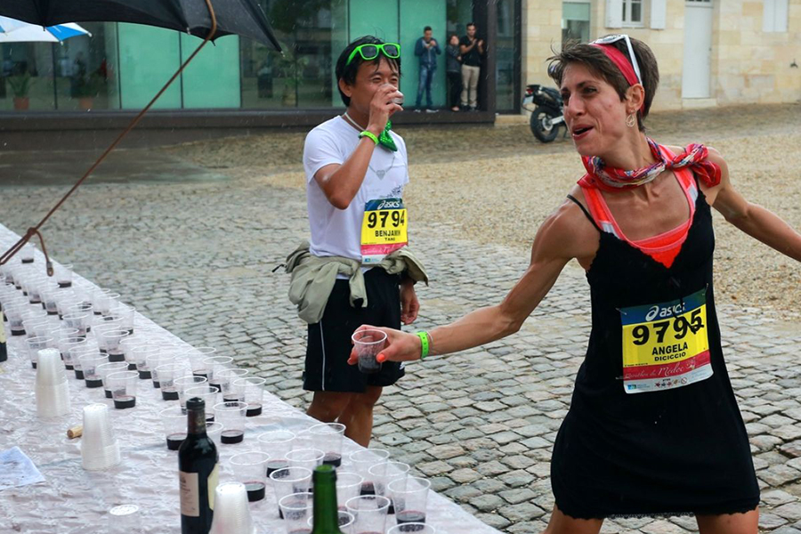 Giải marathon kỳ lạ với 23 điểm dừng… tiếp rượu Giải marathon kỳ lạ với 23 điểm dừng… tiếp rượu