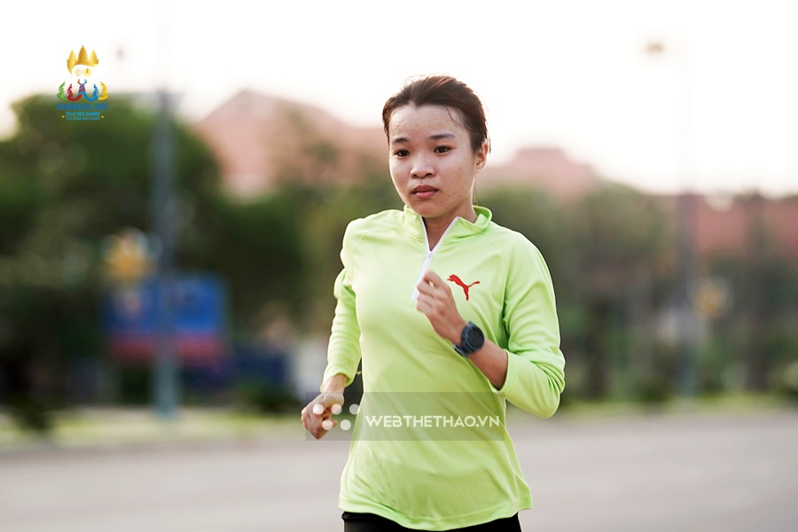 “Cô bé marathon tí hon” Lê Thị Tuyết tăng cân vẫn chưa đủ 40kg, căng sức tập trước SEA Games 32