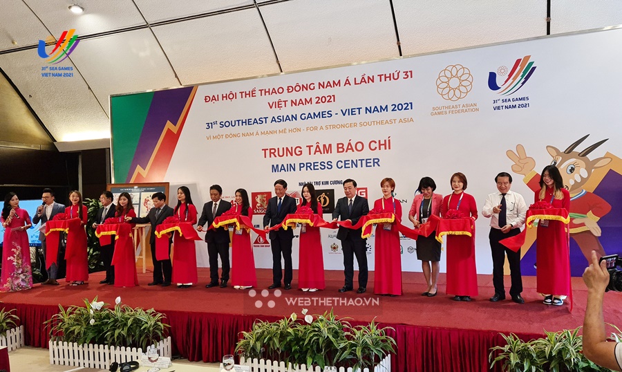 Phóng viên nhận quà ý nghĩa tại lễ khai trương Trung tâm Báo chí SEA Games 31