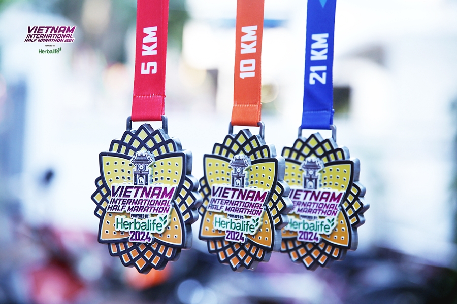 Huy chương hoàn thành Giải Bán Marathon Quốc tế Việt Nam 2024 tài trợ bởi Herbalife đã sẵn sàng