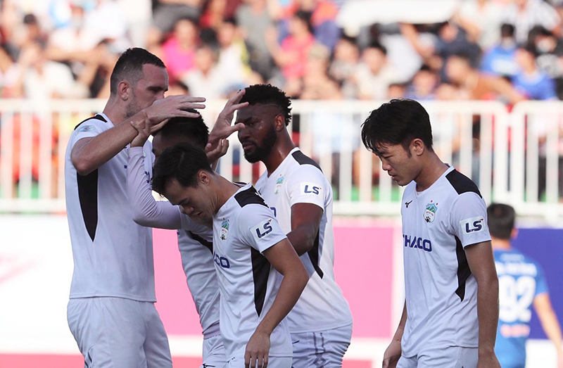 Tuấn Anh lập siêu phẩm, HAGL nhấn chìm Quảng Nam FC