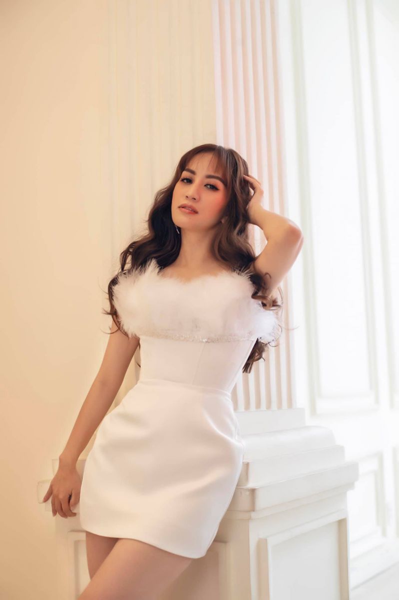 Bà mẹ hai con Khánh Thi khoe vòng eo gợi cảm