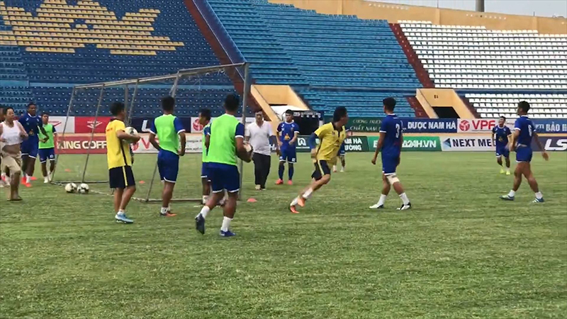 Nam Định FC xin lỗi vì để khán giả tấn công BHL Quảng Nam FC