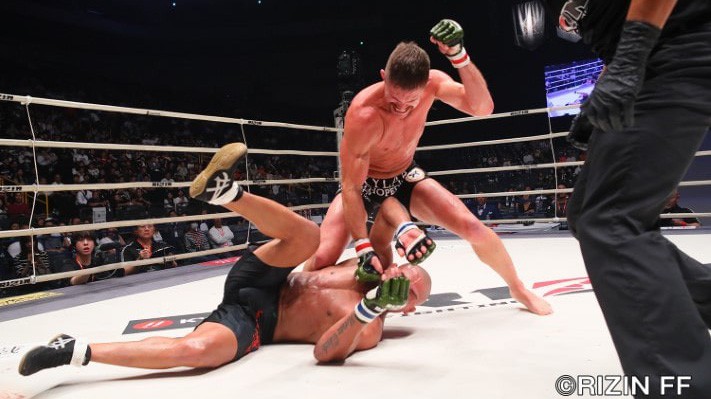 Đối thủ cũ của Conor McGregor lịm trên sàn vì cú flying knee tại RIZIN