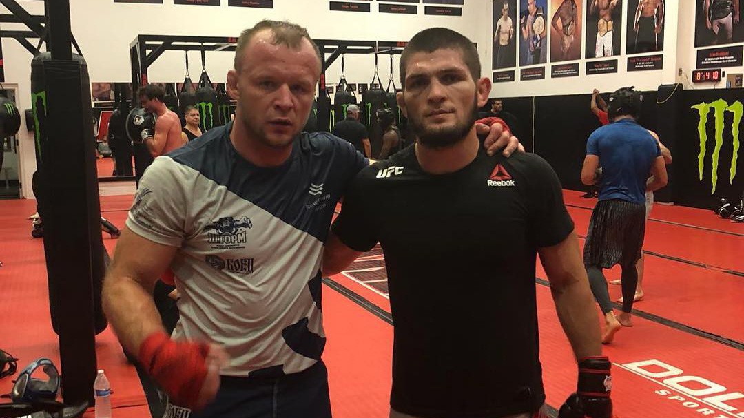 Cựu vương Bellator Alexander Shlemenko cùng Khabib chuẩn bị trận đấu với Conor