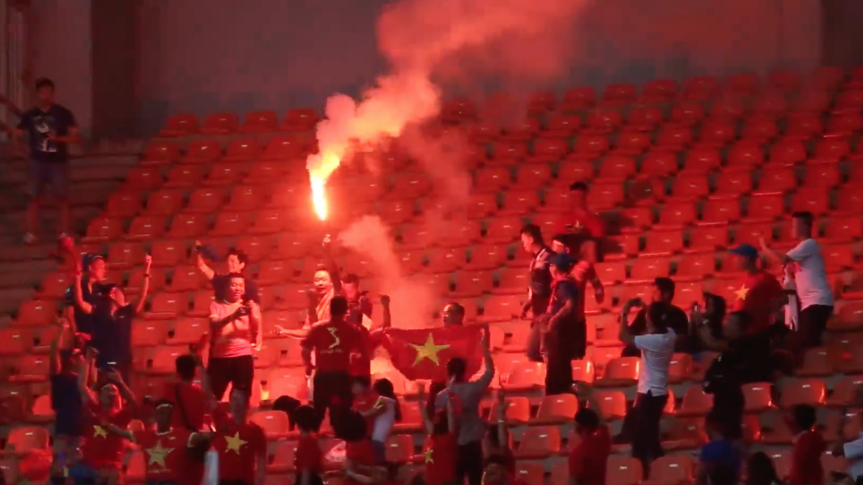 VFF bị phạt 250 triệu đồng vì CĐV Việt Nam đốt pháo sáng tại ASIAD 2018